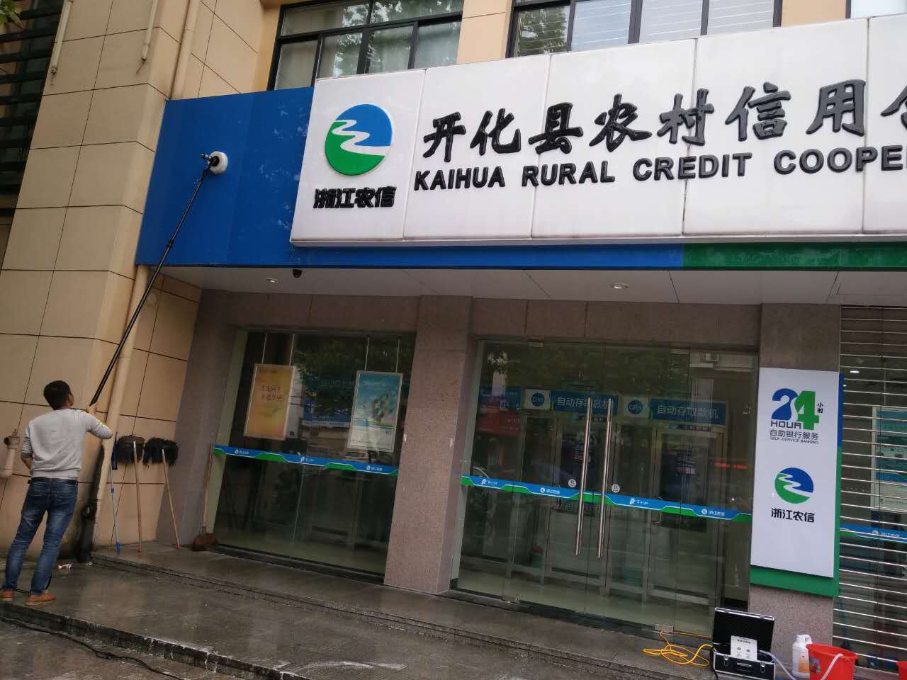 好易潔廣告牌清洗機(jī)，洗招牌新方式省力省時(shí)更專業(yè)原始圖片2