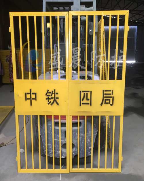 建筑施工電梯現(xiàn)貨/哪有賣電梯井防護門/安平縣盛晨絲網(wǎng)有限公司