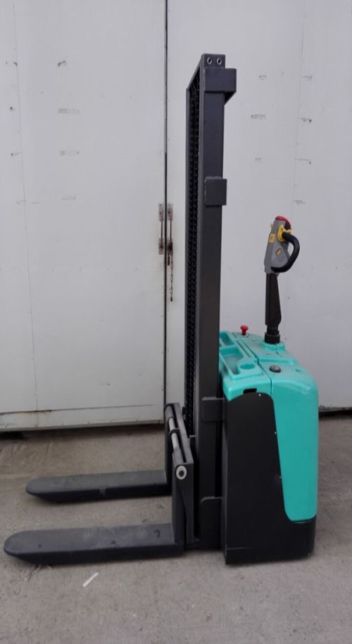 全電動(dòng)搬運(yùn)車/手動(dòng)配重升高車價(jià)格/泰州群利起重設(shè)備有限公司