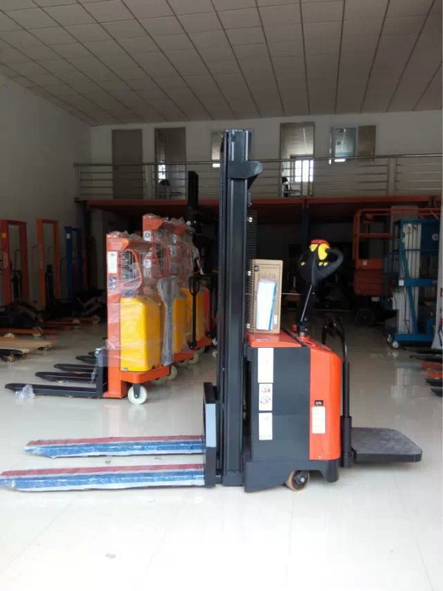 供應1.5噸全電動升降叉車