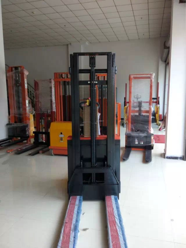 供應2噸全電動堆高叉車原始圖片2